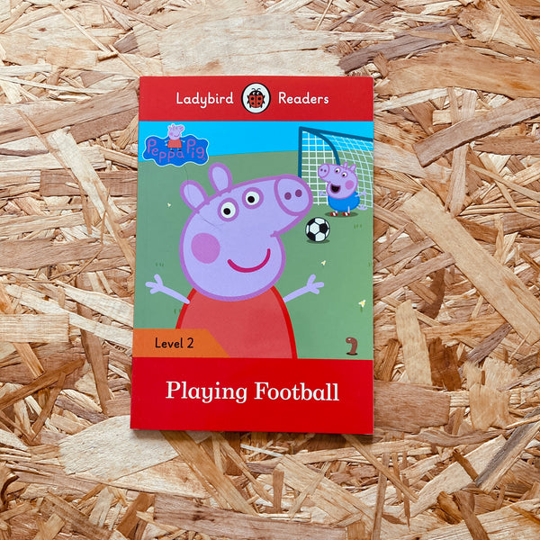Ladybird Readers Level 2 - Peppa Pig - Playing Football (ELT Graded Reader)