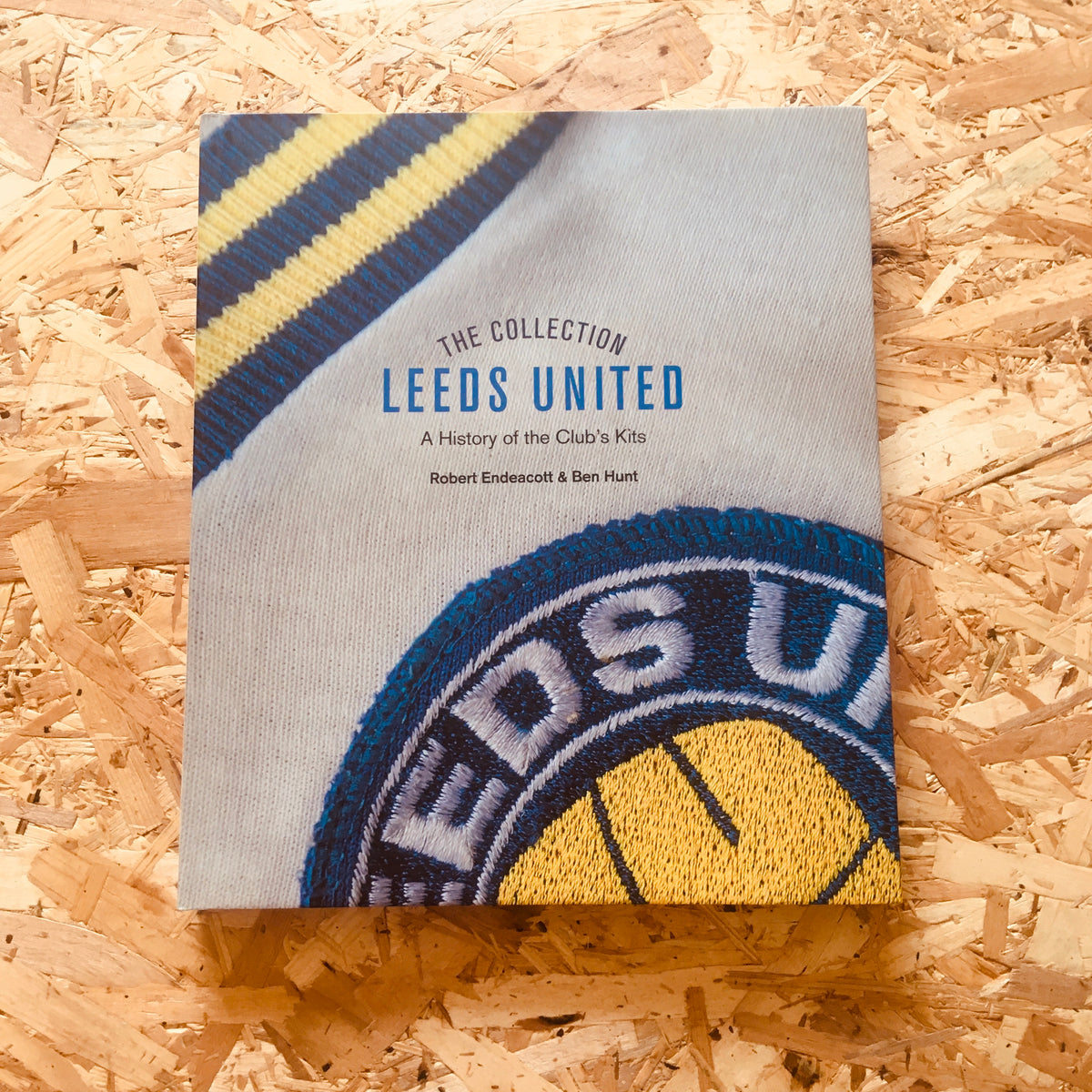 The Leeds United Collection: A History of the Club's Kits: Endeacott,  Robert, Hunt, Ben: 9781785319792: : Books